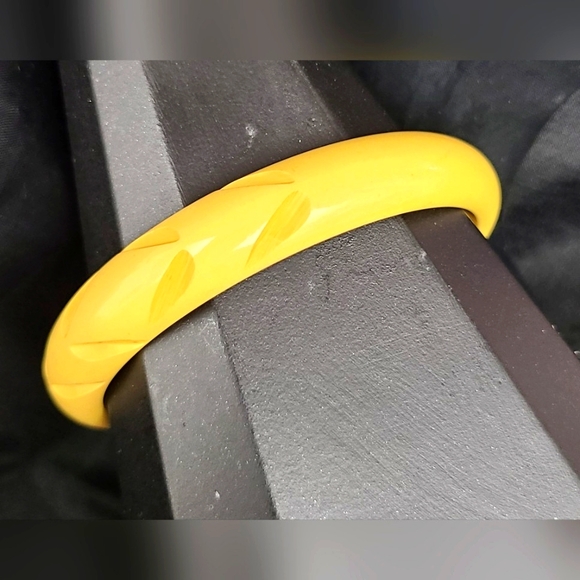 Vintage Handcarved Yellow Bakelite Bangle Bracelet - Picture 1 of 8